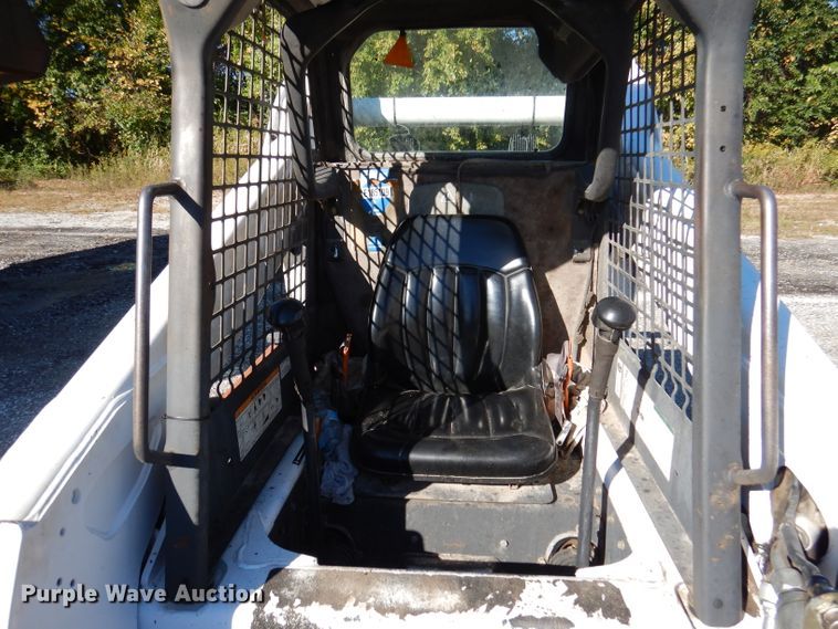 image for item DY9531 2005 Bobcat S300  skid steer loader