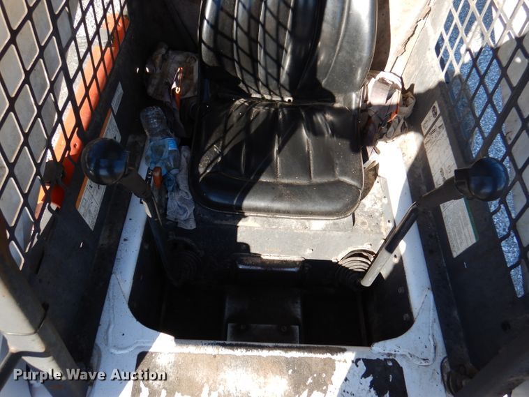 image for item DY9531 2005 Bobcat S300  skid steer loader