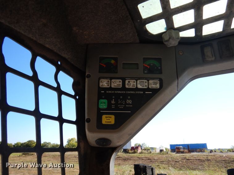 image for item DY9531 2005 Bobcat S300  skid steer loader