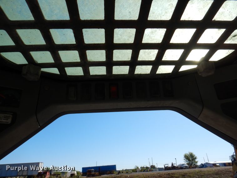 image for item DY9531 2005 Bobcat S300  skid steer loader