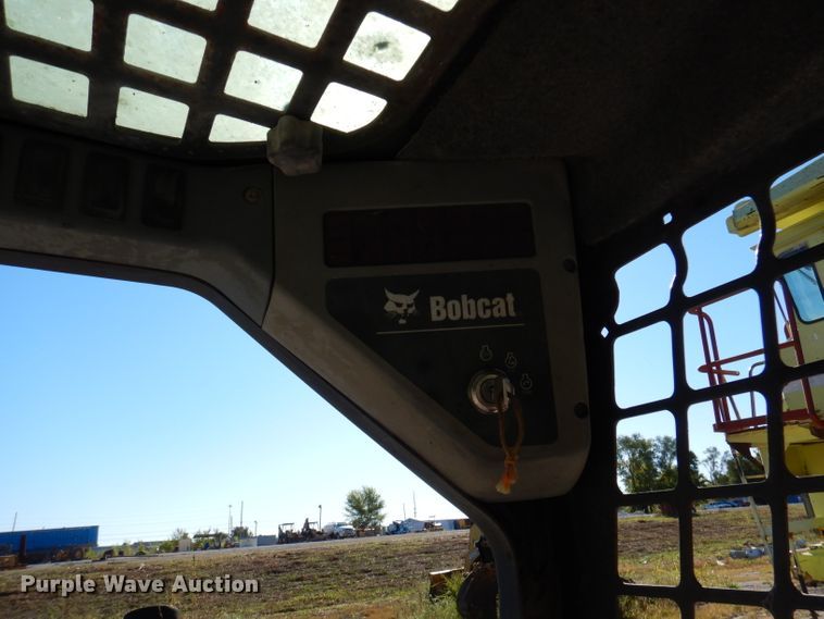 image for item DY9531 2005 Bobcat S300  skid steer loader