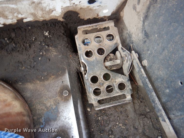 image for item DY9531 2005 Bobcat S300  skid steer loader