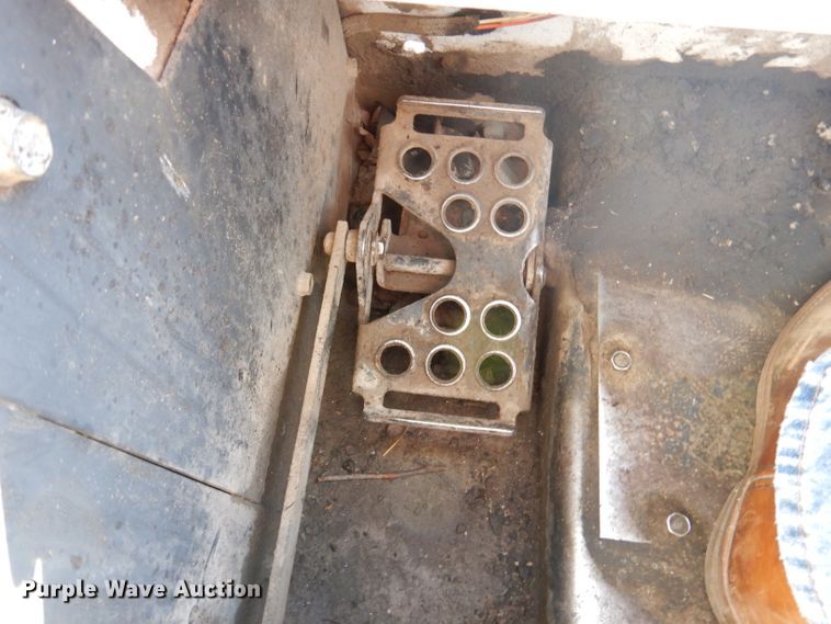 image for item DY9531 2005 Bobcat S300  skid steer loader