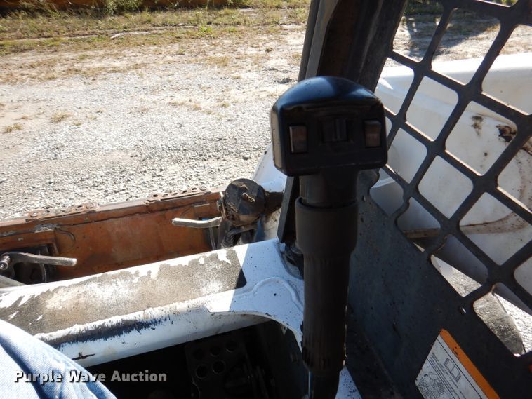 image for item DY9531 2005 Bobcat S300  skid steer loader