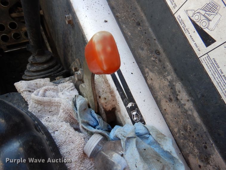 image for item DY9531 2005 Bobcat S300  skid steer loader