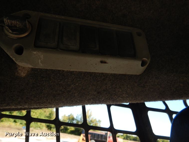 image for item DY9531 2005 Bobcat S300  skid steer loader