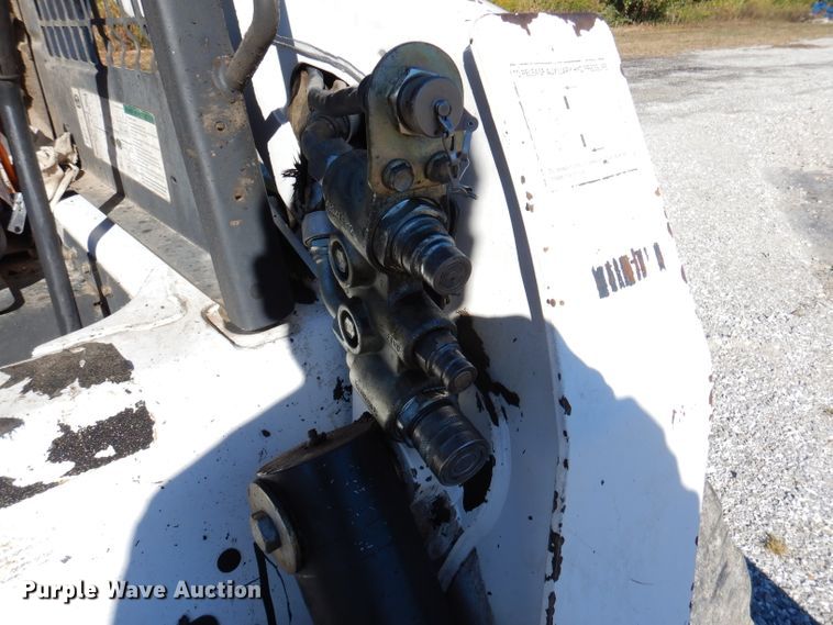 image for item DY9531 2005 Bobcat S300  skid steer loader