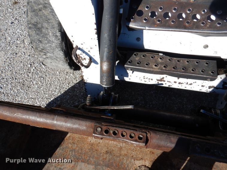 image for item DY9531 2005 Bobcat S300  skid steer loader