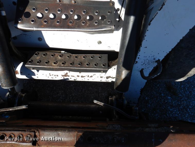 image for item DY9531 2005 Bobcat S300  skid steer loader