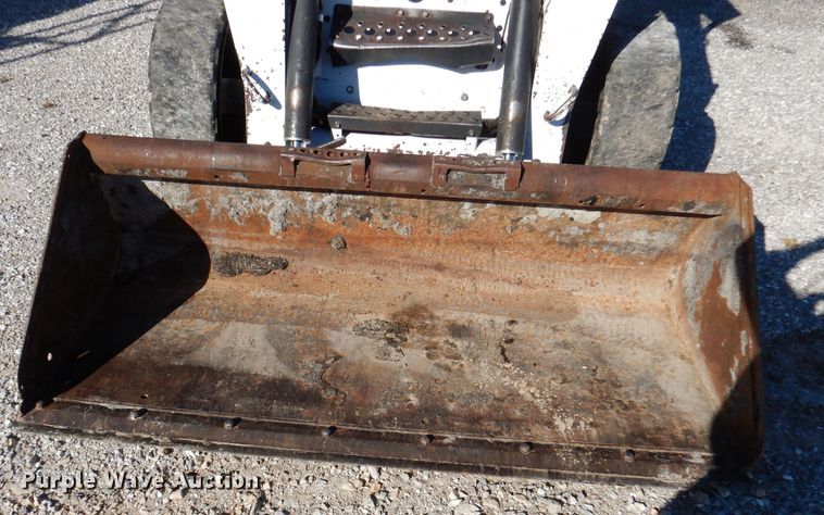 image for item DY9531 2005 Bobcat S300  skid steer loader