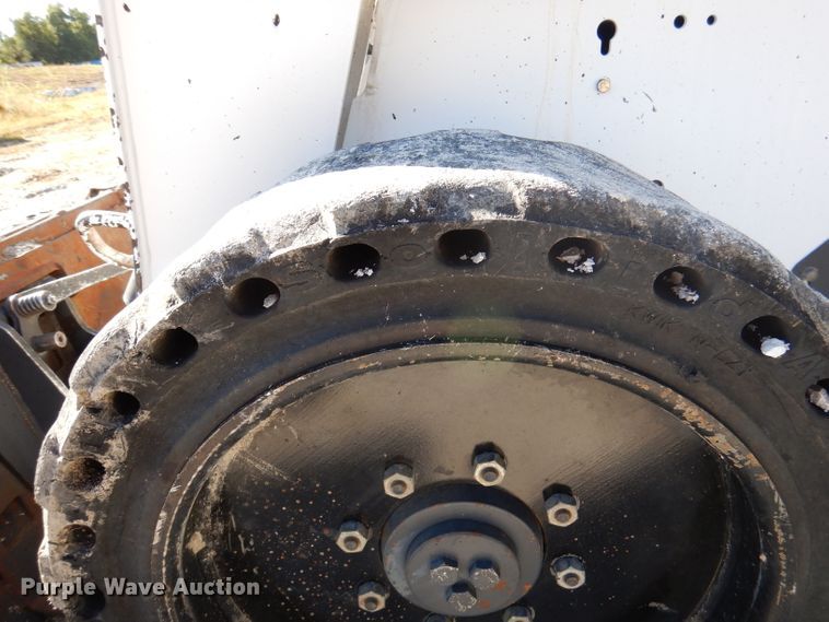 image for item DY9531 2005 Bobcat S300  skid steer loader