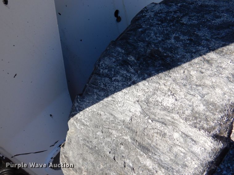 image for item DY9531 2005 Bobcat S300  skid steer loader