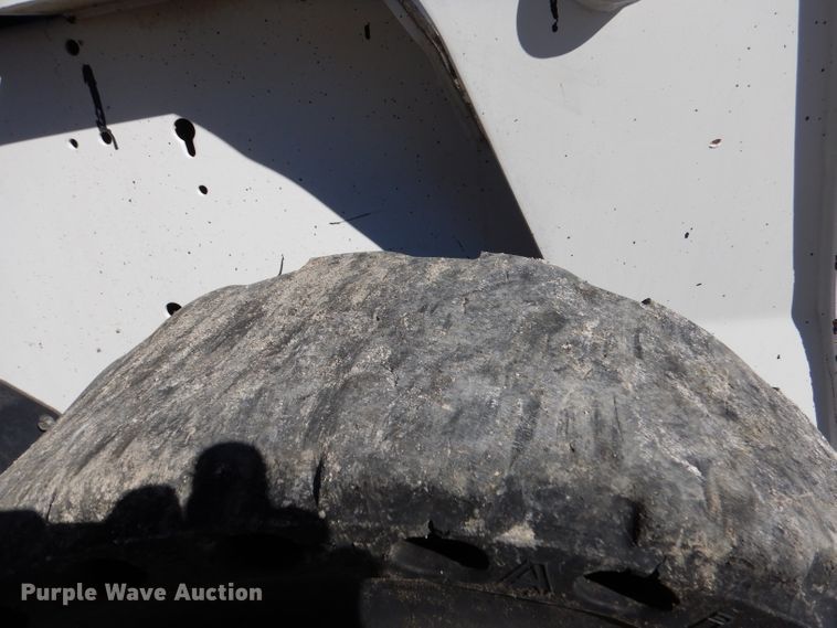 image for item DY9531 2005 Bobcat S300  skid steer loader