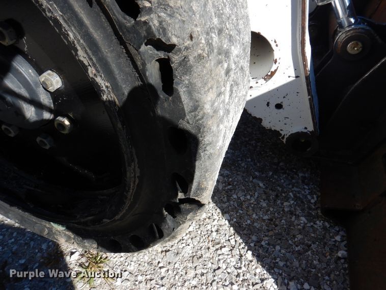 image for item DY9531 2005 Bobcat S300  skid steer loader