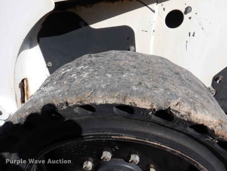 image for item DY9531 2005 Bobcat S300  skid steer loader