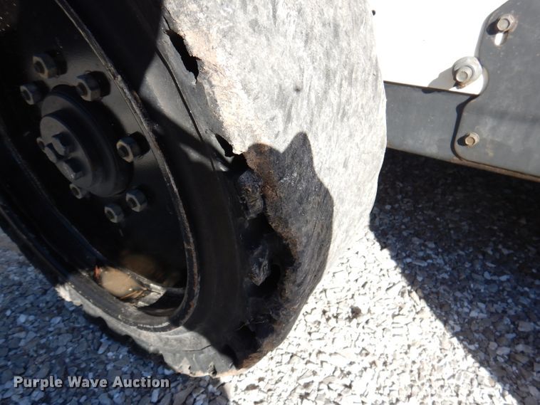 image for item DY9531 2005 Bobcat S300  skid steer loader