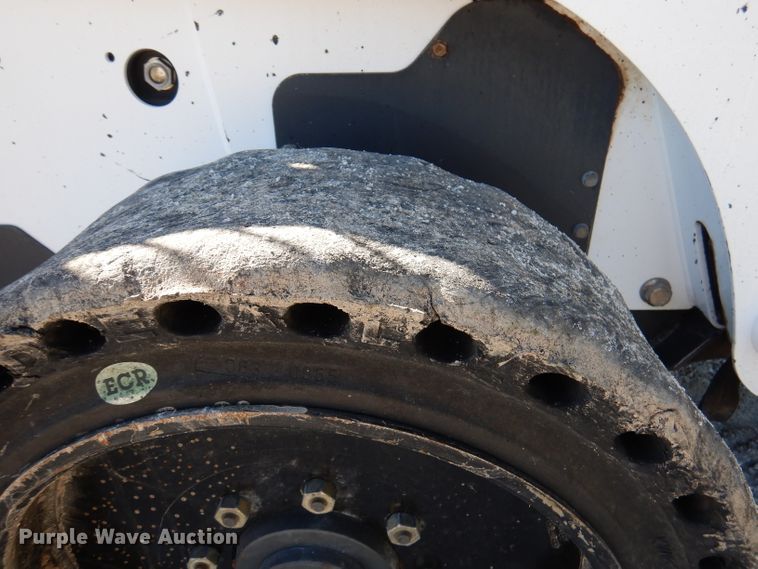 image for item DY9531 2005 Bobcat S300  skid steer loader