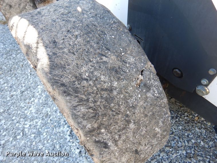 image for item DY9531 2005 Bobcat S300  skid steer loader