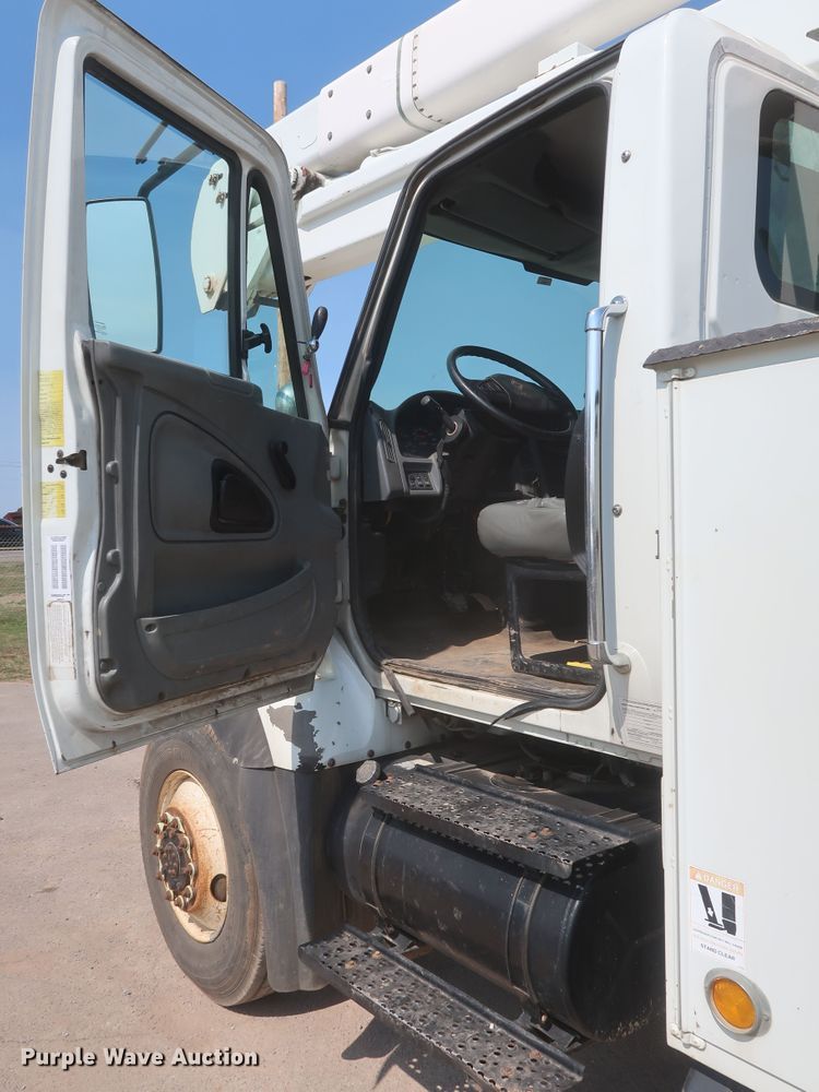 image for item EJ9771 2006 International 7300  bucket truck