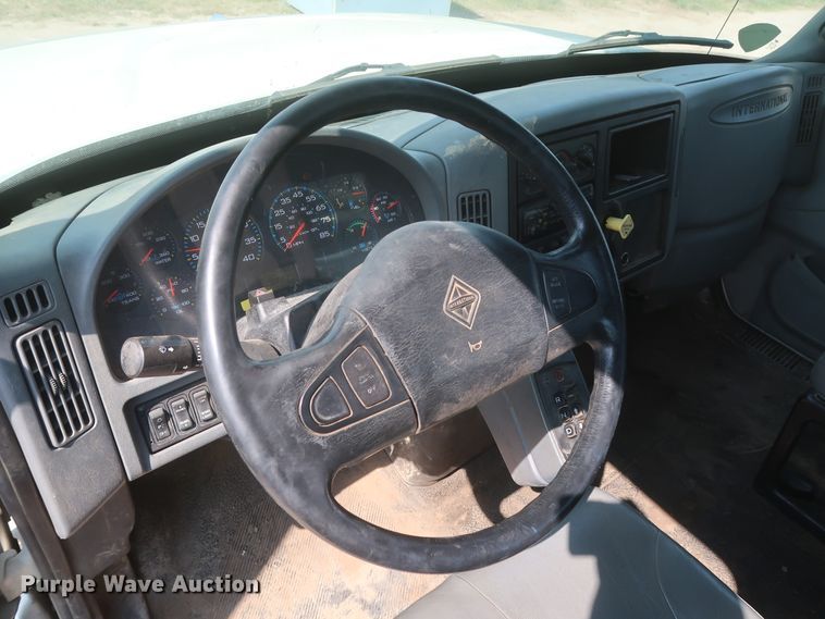 image for item EJ9771 2006 International 7300  bucket truck