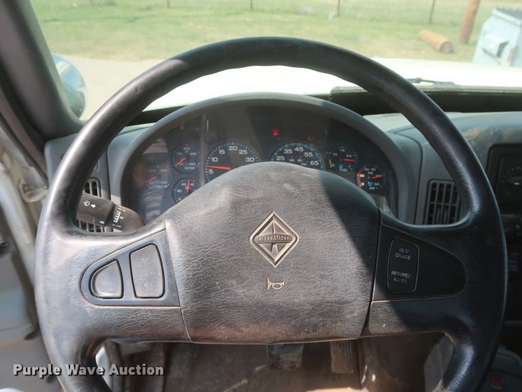 image for item EJ9771 2006 International 7300  bucket truck