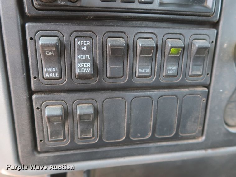 image for item EJ9771 2006 International 7300  bucket truck