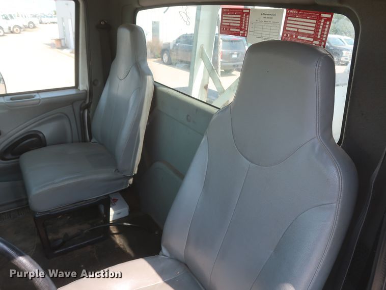 image for item EJ9771 2006 International 7300  bucket truck