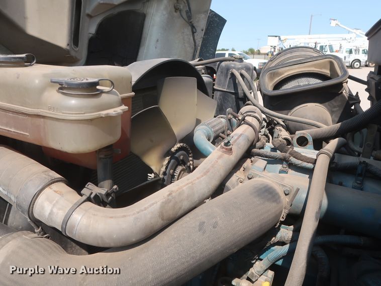 image for item EJ9771 2006 International 7300  bucket truck