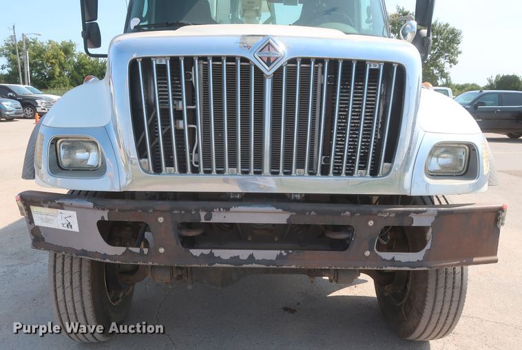 image for item EJ9771 2006 International 7300  bucket truck
