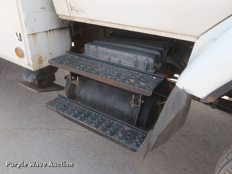 image for item EJ9771 2006 International 7300  bucket truck