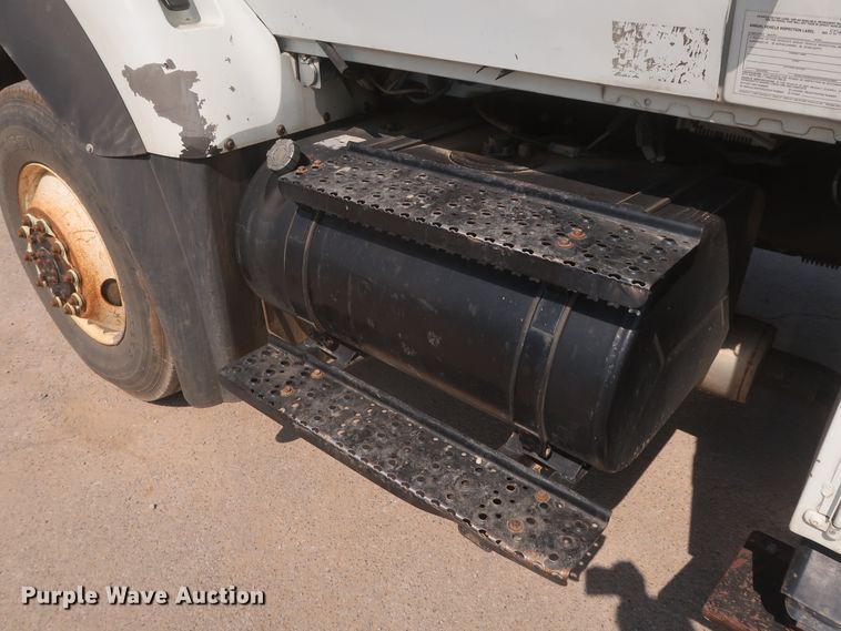 image for item EJ9771 2006 International 7300  bucket truck