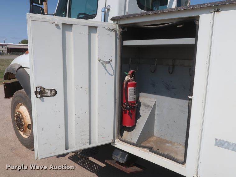 image for item EJ9771 2006 International 7300  bucket truck