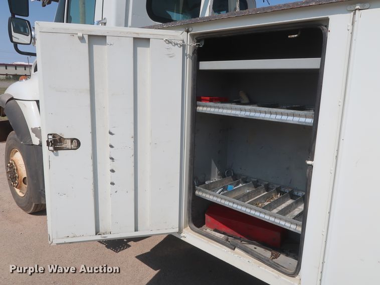 image for item EJ9771 2006 International 7300  bucket truck