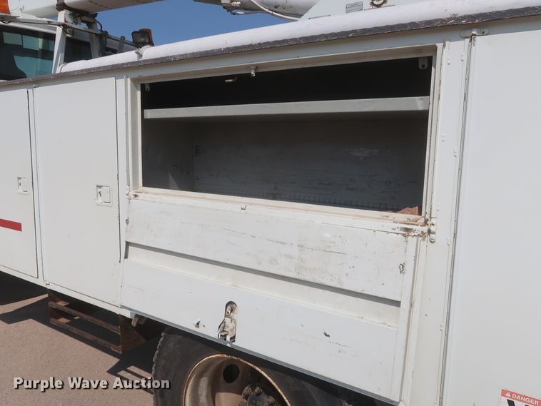 image for item EJ9771 2006 International 7300  bucket truck