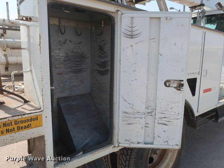 image for item EJ9771 2006 International 7300  bucket truck