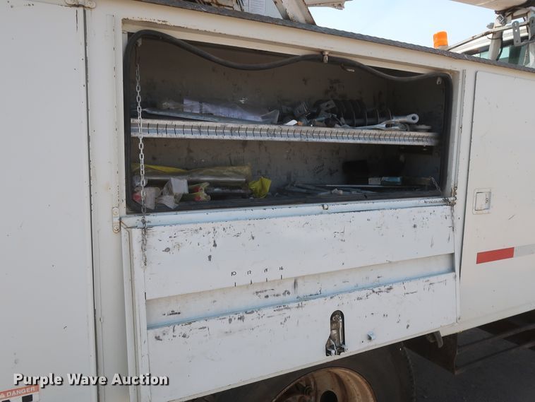 image for item EJ9771 2006 International 7300  bucket truck