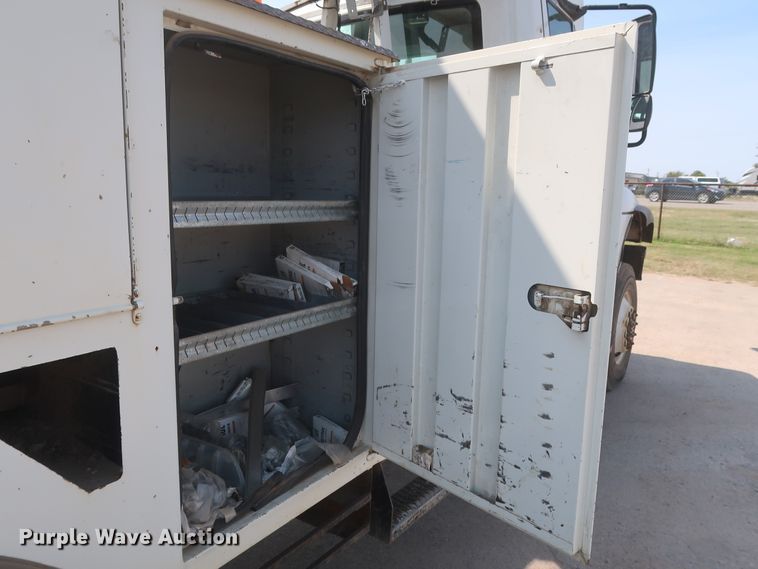 image for item EJ9771 2006 International 7300  bucket truck