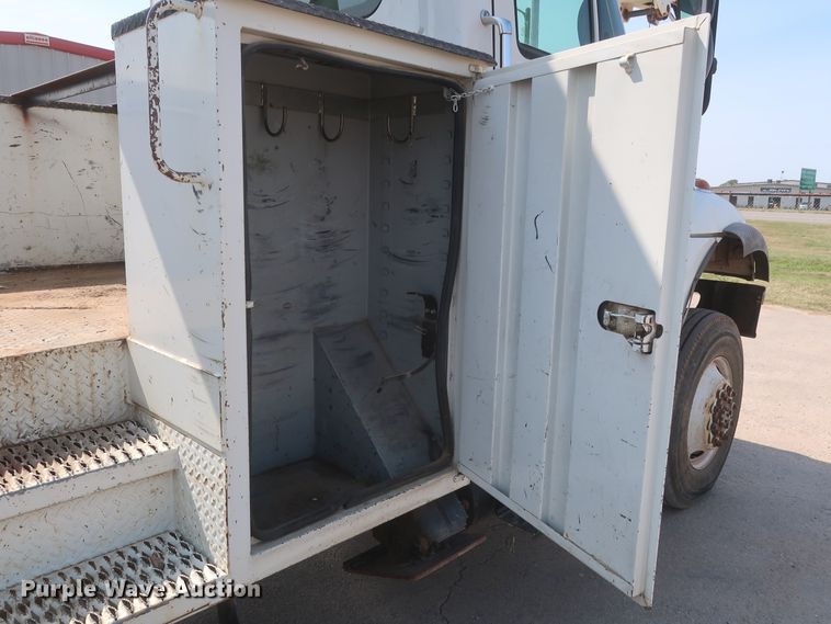 image for item EJ9771 2006 International 7300  bucket truck