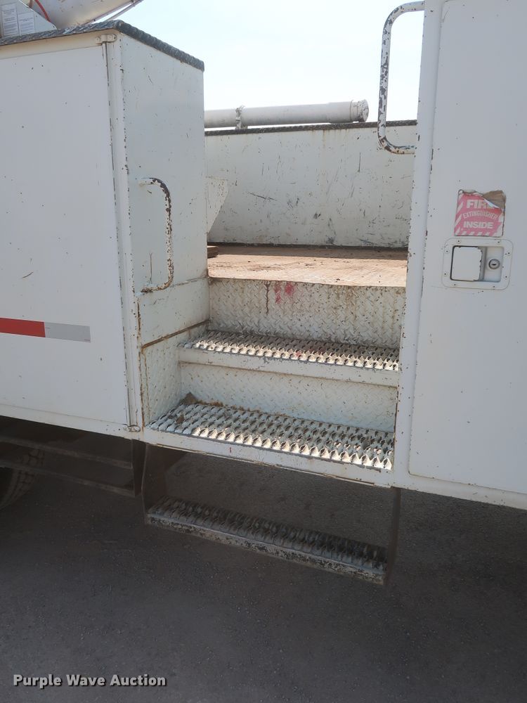 image for item EJ9771 2006 International 7300  bucket truck