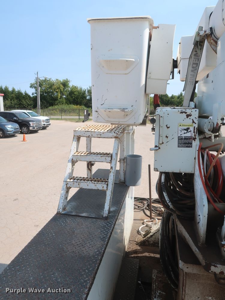 image for item EJ9771 2006 International 7300  bucket truck