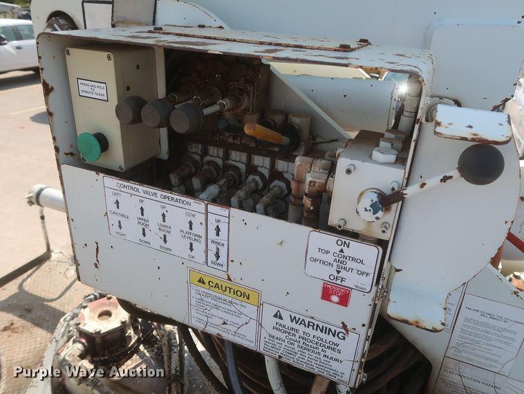 image for item EJ9771 2006 International 7300  bucket truck