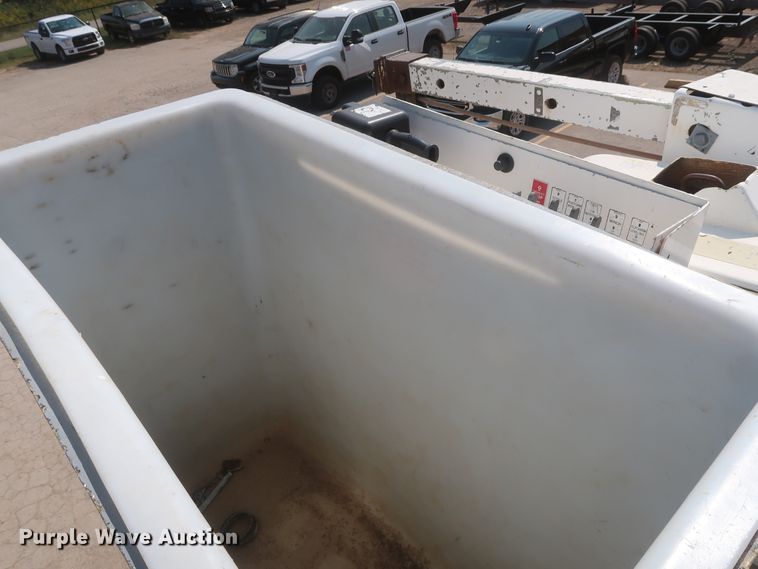 image for item EJ9771 2006 International 7300  bucket truck