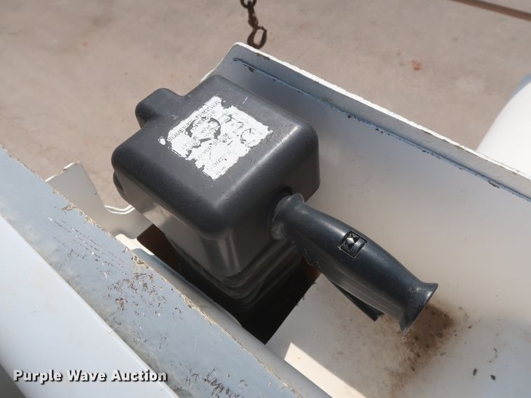 image for item EJ9771 2006 International 7300  bucket truck