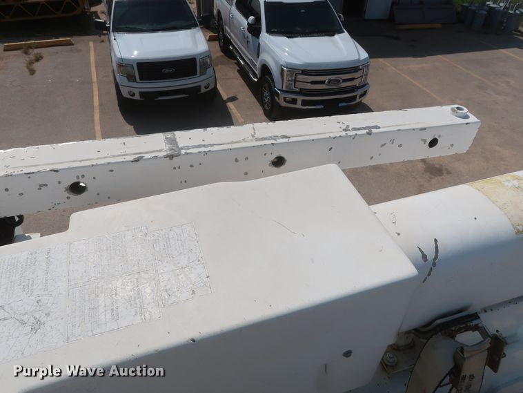 image for item EJ9771 2006 International 7300  bucket truck