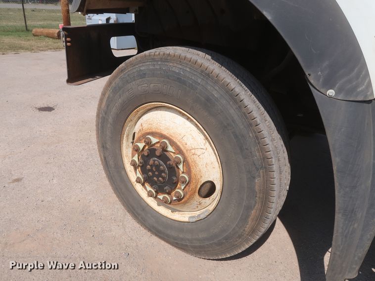 image for item EJ9771 2006 International 7300  bucket truck