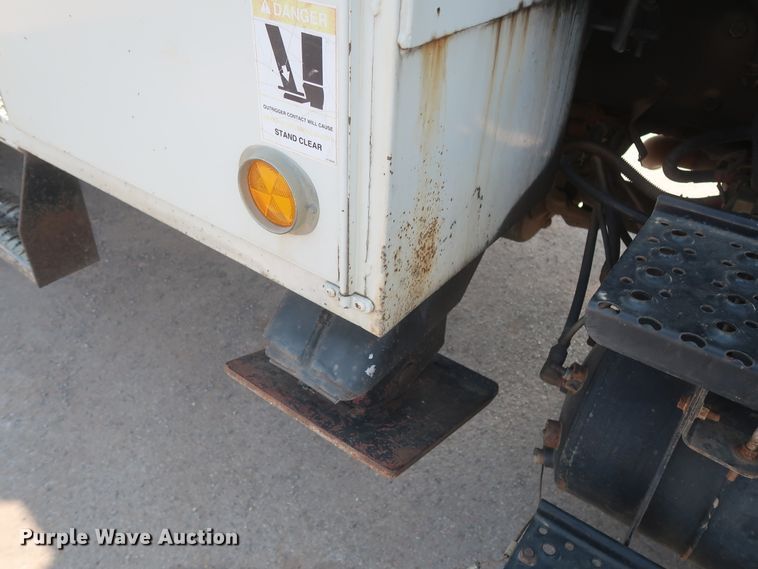 image for item EJ9771 2006 International 7300  bucket truck