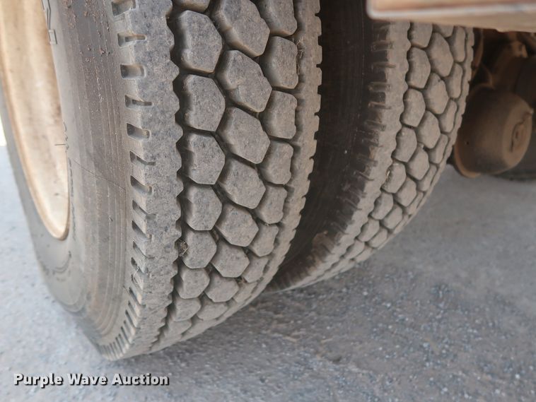 image for item EJ9771 2006 International 7300  bucket truck