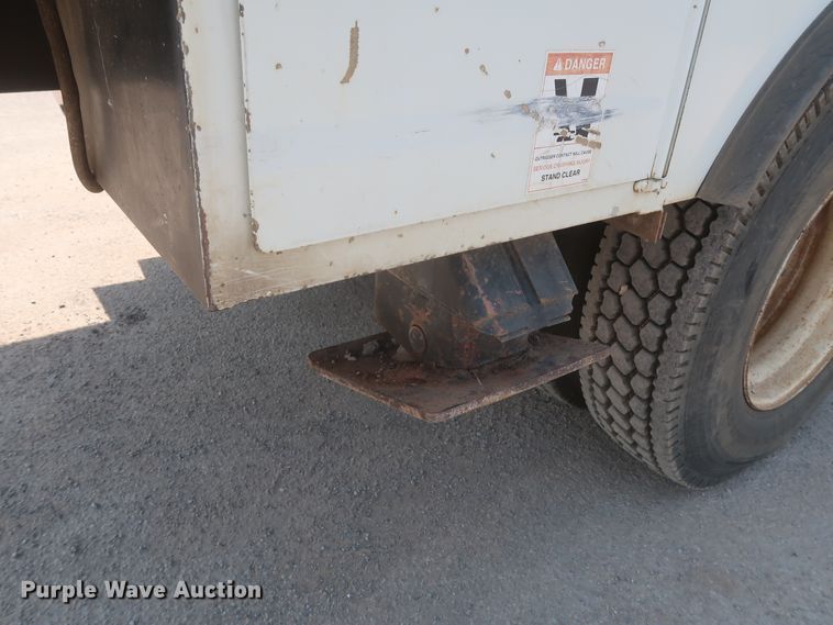 image for item EJ9771 2006 International 7300  bucket truck