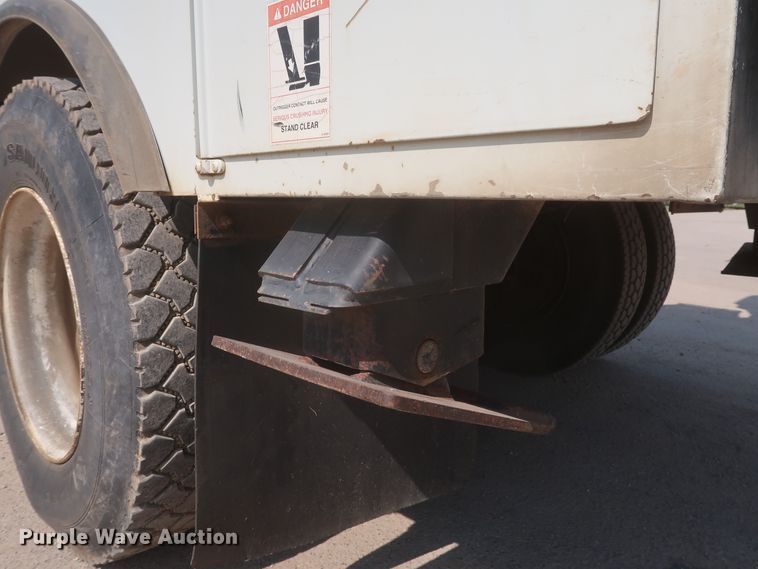 image for item EJ9771 2006 International 7300  bucket truck