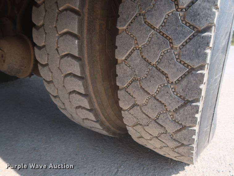 image for item EJ9771 2006 International 7300  bucket truck